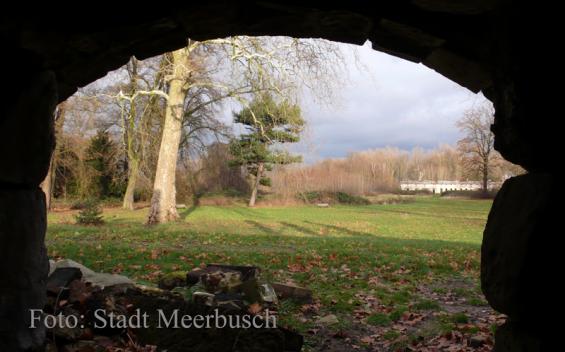 Blick vom Eiskeller durch den Park bis zur Remise