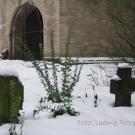 2 Grabsteine auf dem ehemaligen Kirchhof