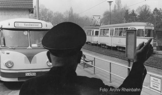 Meererbusch, Umsteigen in den Bus zum Handweiser (Foto von 1962)