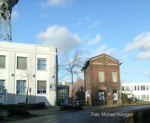 Verwaltungsgebäude (l.) und Pförtnerhäuschen (r.) (dazwischen war das ehemalige Werkstor 1)