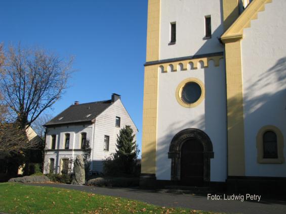 Kirche mit altem Pfarrhaus