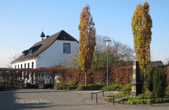 Dorfplatz und Schule