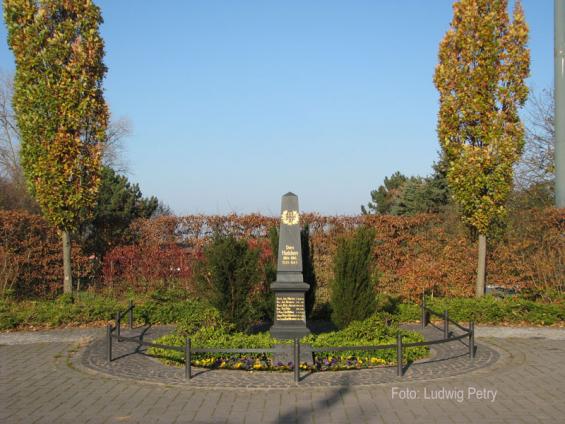 Dorfplatz mit Helden-Gedenkstein