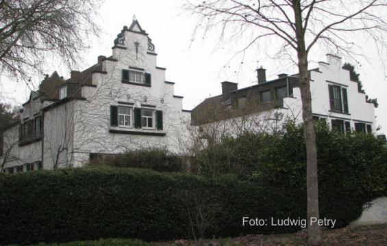 Wohnhaus Niederlricker Strae 12 (links)