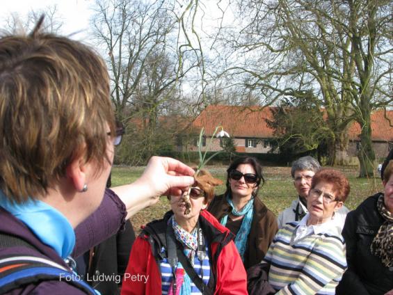 01 Die Botanikerin Frau Dr. Regina Thebud-Lassak fhrt eine Besuchergruppe im Frhjahr 2013