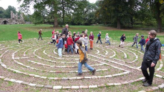Schulklasse "bespielt" das Labyrinth von Sven Rünger