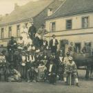 Karnevalsgruppe auf dem Lanker Markt vor der Gaststtte van Dawen (1900)