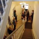 Treppenhaus. Frau Roters erlutert die Denkmalsubstanz: Alte seltene Zementflieen und das bauzeitliche  Treppenhaus