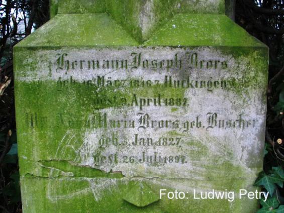 Inschrift-auf-dem-Grabstein.jpg