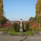 Dorfplatz mit Helden-Gedenkstein