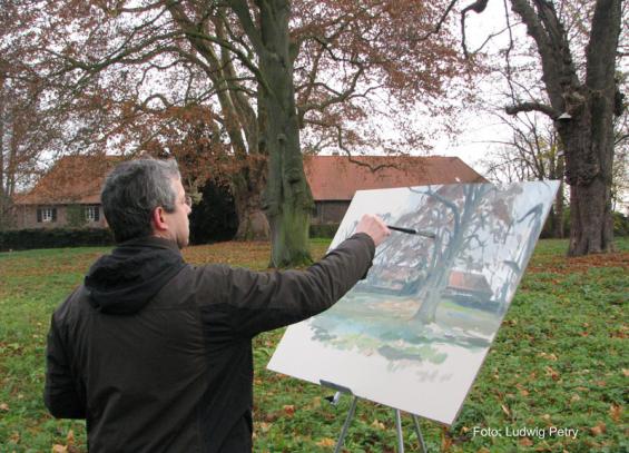 Der Krefelder Maler Leander Mergener vor seiner Staffelei