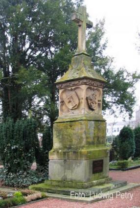 Grabdenkmäler in Meerbusch hier: "Prinzengrab" auf dem Alten Friedhof in Lank-Latum