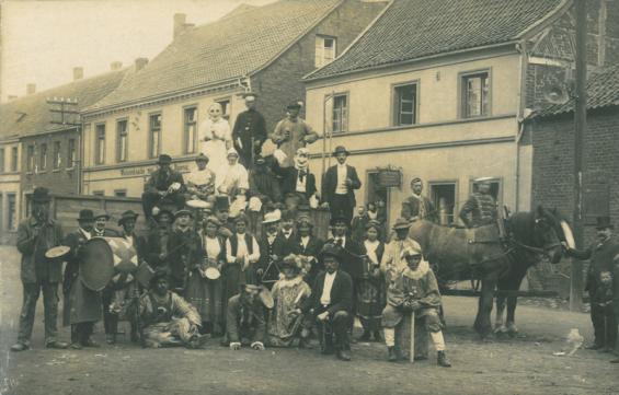 Karnevalsgruppe auf dem Lanker Markt vor der Gaststätte van Dawen (1900)