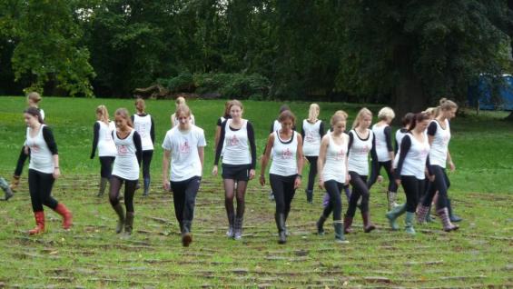 Das Labyrinth wird "betanzt" von einer Gruppe Jugendlicher der Meerbuscher Tanzschule Groenendijk