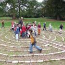 Installation eines "Labyrinths" im Park von "Haus Meer"