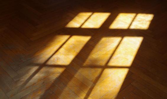 (Sonnenlicht fällt durch das Fenster auf) Parkett-Fußboden